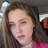 Hüsniye Kömürcü Çolak: “Yazmak, kendimle kurduğum en saf, en derin bağın adıdır.”