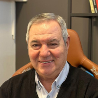 Cenap Özer: “Şair; herkesin gördüğü fakat görmezden geldiği, gördüğünü zannedip anlamını veya içeriğini atladığı, ya da hiç kimsenin göremediğini görüp, görünür hale getirendir”